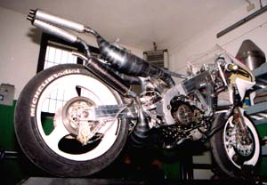 Onderdelen voor scooters, bromfietsen en 2-takt motoren. Parts for scooters, mopeds and 2-stroke bikes